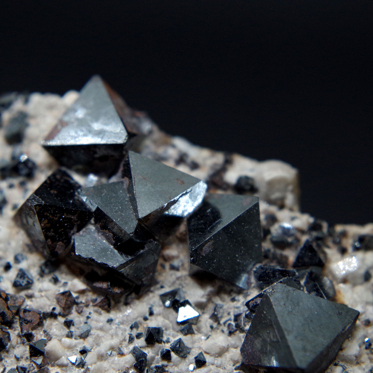 Черная кристаллическая порода. Железняк магнетит. Магнетит минерал. Магнетит камень. Магнетит магнитный Железняк минерал.